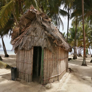 Hopedaje-Isla-Aroma-san-blas-Choza-con-suelo-de-arena-2-sanblastrips507.com