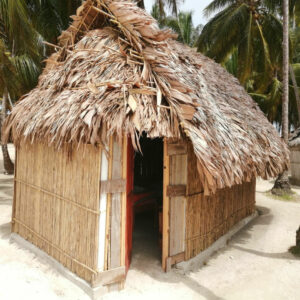 Hopedaje-Isla-Aroma-san-blas-Choza-con-suelo-de-arena-sanblastrips507.com