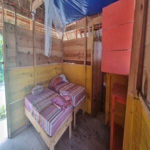 Hopedaje-Isla-Diablo-san-blas-Cabaña-de-madera-interna-sanblastrips507.com