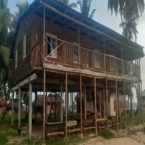 Hopedaje-isla-Aguja-san-blas-Cabaña-con-suelo-de-madera-sanblastrips507.com